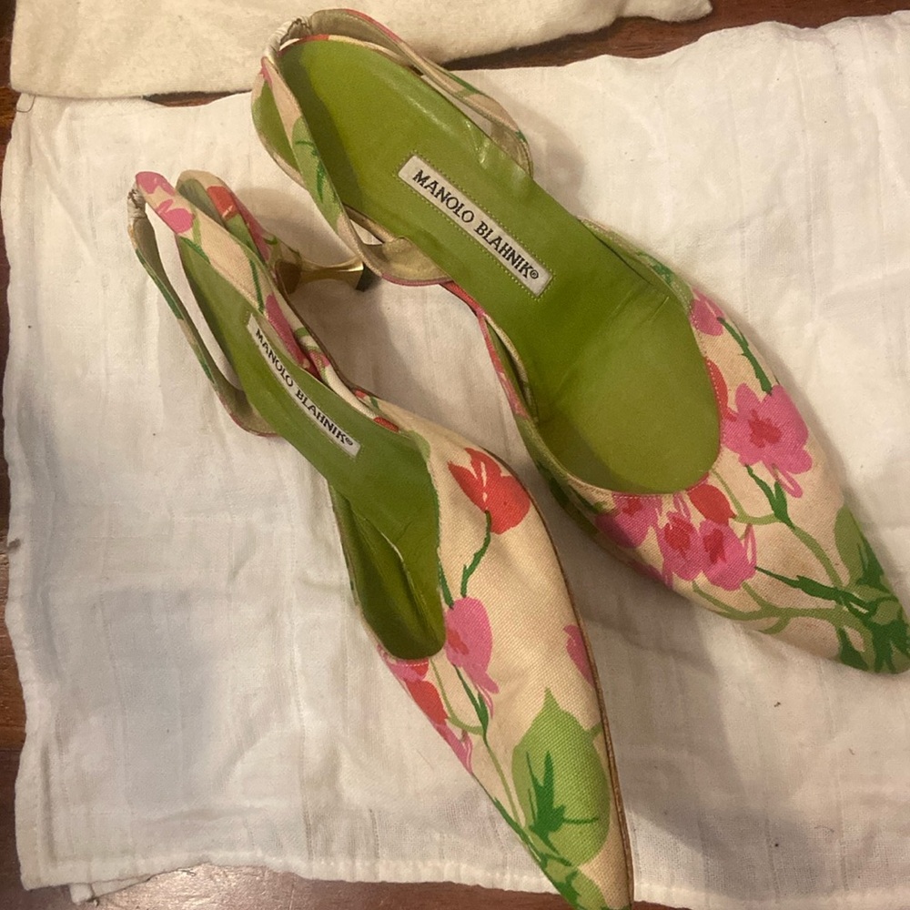RARE sling back Manolos size 40.5 *Needs Repair*